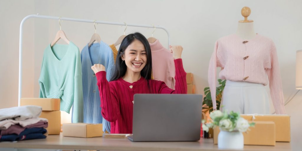 a-woman-sitting-at-a-desk-in-front-of-a-laptop-computer-py2vx1aph3u